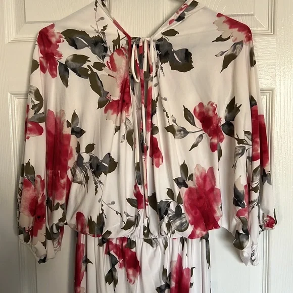 Pretty NWOT flower pattern dress - Picture 4 of 6